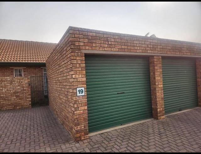 3 BEDROOM TOWNHOUSE FOR SALE IN CASTLEVIEW